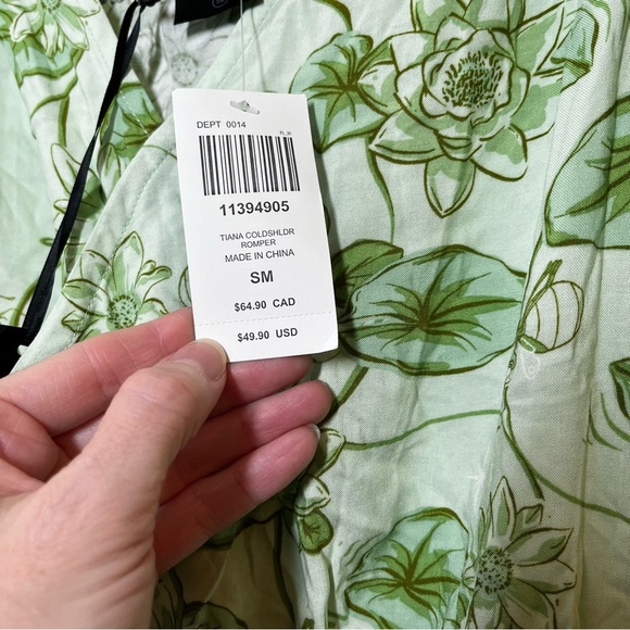 NWT Her Universe Disney Light Green Floral Cold Shoulder Romper Size Small - Picture 2 of 11